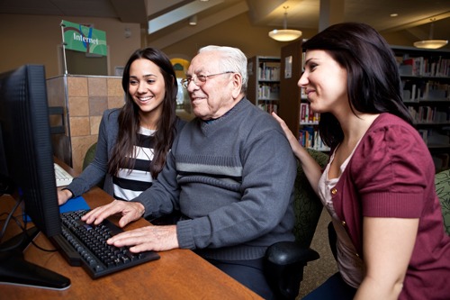 personamayor-ordenador500x333